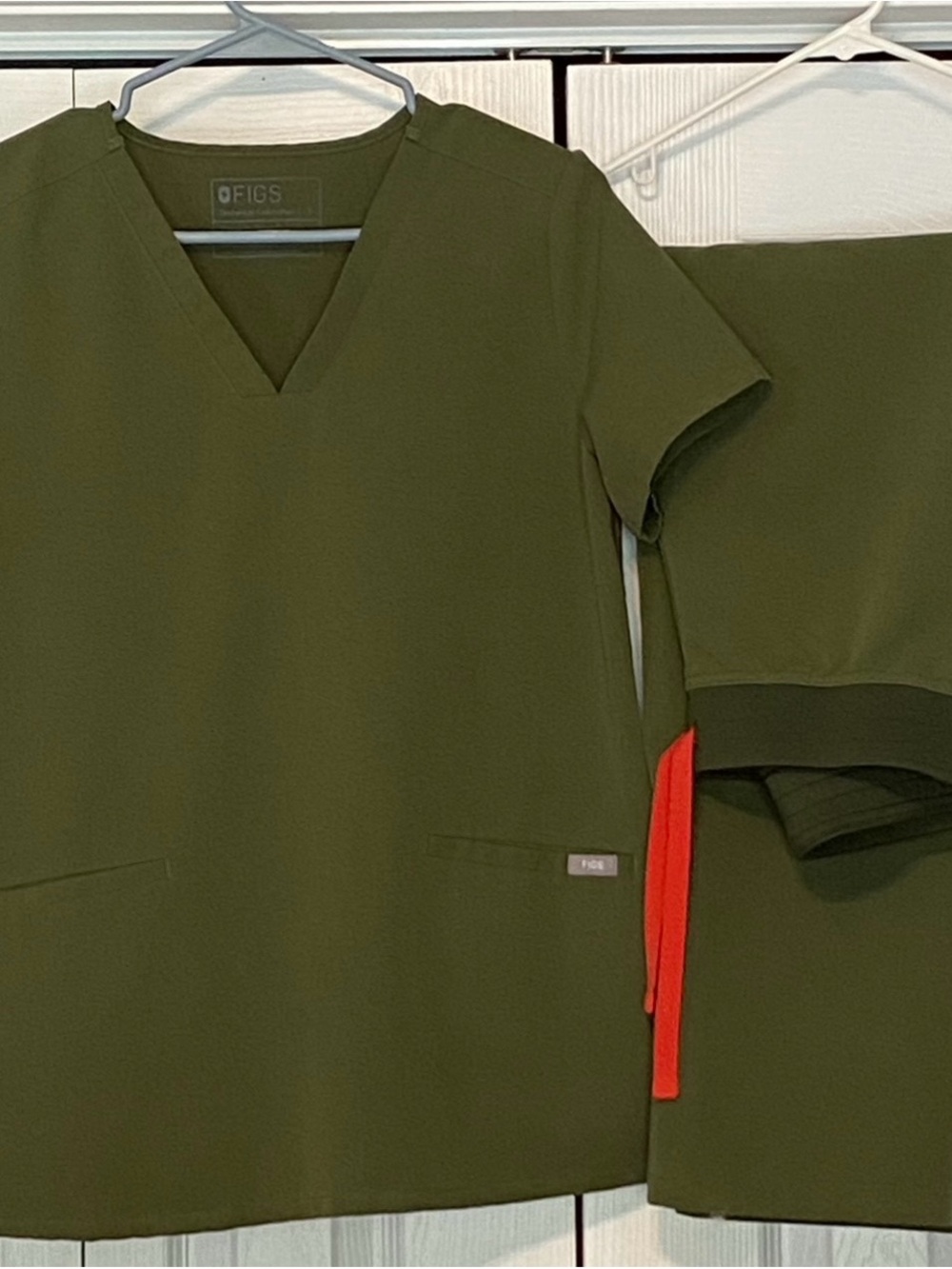Figs Olive Green V-Neck Short Sleeve Scrub Top with Orange Accent - Small/Petite